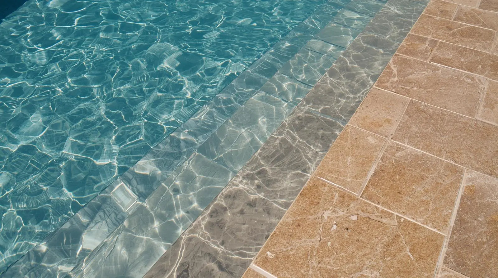 Margelle carrelage pierre naturelle travertin piscine - La maison de Martin